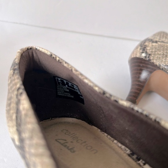 Clark’s Collection Linvale Sage Taupe Snakeskin 7 Pumps Heels Pointy Toe Slip On - Picture 8 of 9